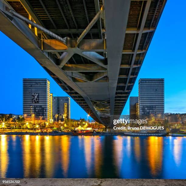 Bibliothèque Nationale de France bibliothèque François Mitterrand, passerelle Simone-de-Beauvoir à la tombée de la nuit, le 3 mai 2016, Paris, France.