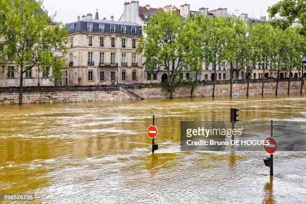 Panneaux de signalisation immergés lors de la crue de la Seine à 6,10 mètres, iÎle Saint-Louis le 4 Juin 2016 à Paris, France.