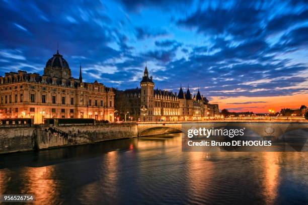 La Conciergerie avec sa Tour de l'Horloge et le Pont au Change à la tombée de la nuit, Paris, France.