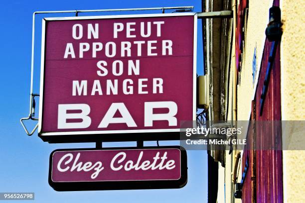 Bar, tabac 'Chez Colette' 'On peut apporter son manger village dans la Sarthe, 6 novembre 2016, France.