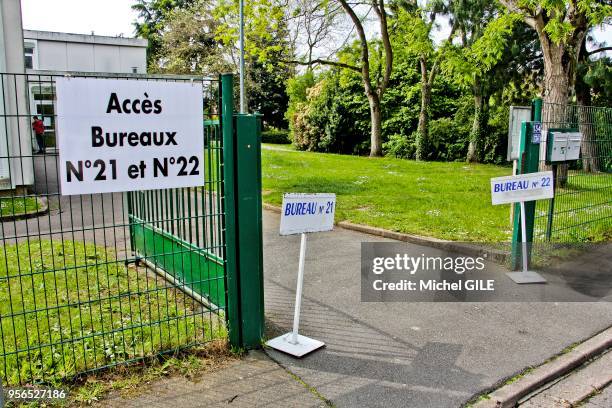 Accès à deux bureaux de vote N° 21 et 22 pour les élections dans une école, 7 mai 2017, Le Mans, France.