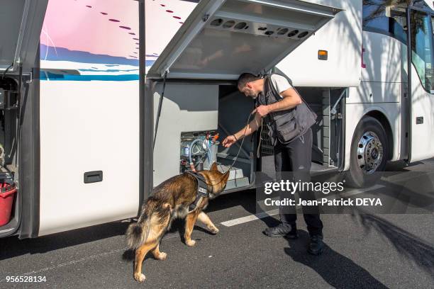 Fouille à la recherche d'explosif par un chien policier et son maitre de la Brigade Canine, février 2017, Promenade des anglais, Nice, France.