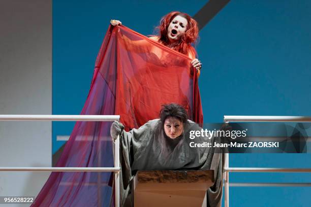 La soprano russe Elena Pankratova en gris et la mezzo-soprano allemande Lioba Braun dans « Elektra » de Richard Strauss, une tragédie en un acte...