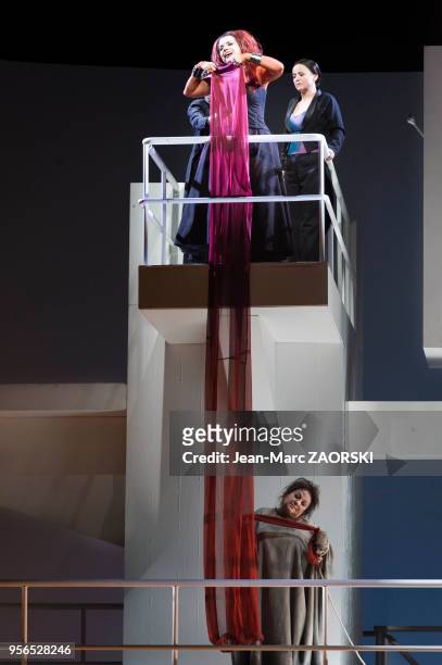 La soprano russe Elena Pankratova en gris et la mezzo-soprano allemande Lioba Braun dans « Elektra » de Richard Strauss, une tragédie en un acte...