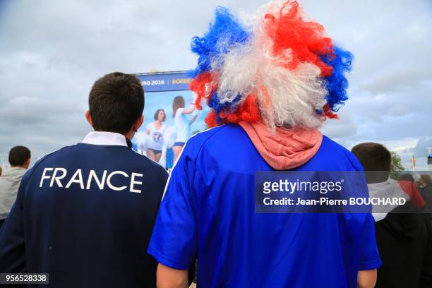 Supporters lors de la retransmission du match de football France-Roumanie sur écran géant le 10 juin 2016 dans la Fan Zone de l?Euro 2016, Bordeaux,...
