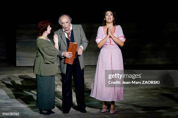 La mezzo-soprano roumaine Cornelia Oncioiu , la soprano américaine Nadine Sierra et le baryton italien Leo Nucci dans « Rigoletto », un opéra en...