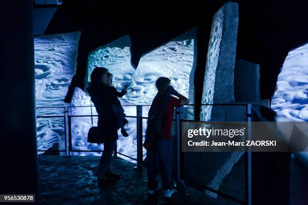 La galerie du grondement du parc Vulcania, parc à thème scientifique unique en son genre, creusé dans la roche volcanique, au ¾ sous-terrain...