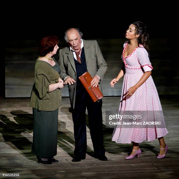 La mezzo-soprano roumaine Cornelia Oncioiu , la soprano américaine Nadine Sierra et le baryton italien Leo Nucci dans « Rigoletto », un opéra en...