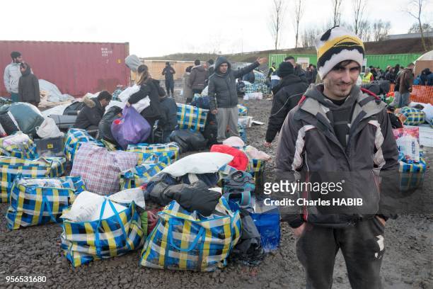 Déménagement des migrants dans le nouveau camp de réfugiés, 8 mars 2016, Grande-Synthe, banlieue de Dunkerque, France.