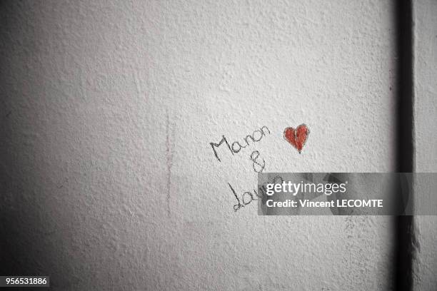 Message d'amour entre deux filles laissé sur le mur d'un couloir dans un lycée public en Picardie dans le nord de la France, le 5 mai 2014.