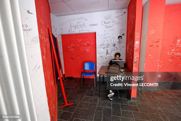 Un lycéen s'évade sur son ordinateur portable entre les cours dans un lycée public en Picardie dans le nord de la France, dans une salle de détente...