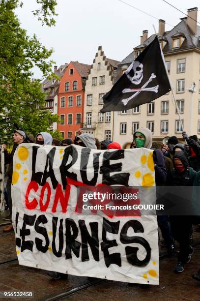 Banderole ''La rue contre les urnes'' lors d'une manifestation de militants d'extrême gauche contre le résultat de l'élection présidentielle 2017 à...