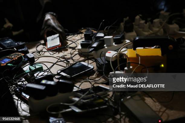 Chargeurs de batterie et téléphones portables dans le camp appelé 'jungle' de Calais le 7 décembre 2015, France.