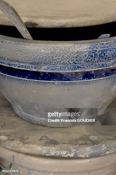 Détail d'un bol d'oxyde de cobalt pour la fabrication de Grès au sel dans l'atelier de poterie Burger 15 Grand rue à Betschdorf en octobre 2010,...