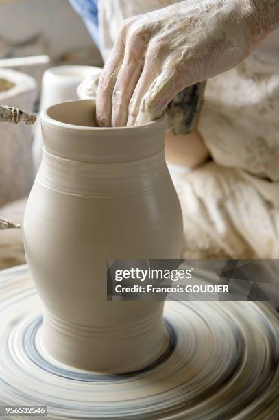 Potier au travail sur son tour pour la fabrication de Grès au sel dans l'atelier de poterie Burger 15 Grand rue à Betschdorf en octobre 2010, France.