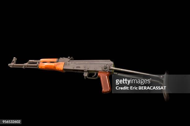 Fusil d'assaut Kalachnikov AKMS-47 le 8 décembre 2015, dans les locaux de la DCPJ à Nanterre, France. L'AKM est la version en tôle emboutie de...