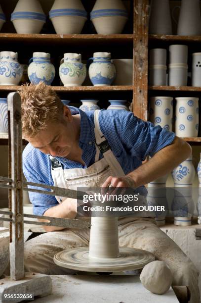 Potier au travail sur son tour pour la fabrication de Grès au sel dans l'atelier de poterie Burger 15 Grand rue à Betschdorf en octobre 2010, France.