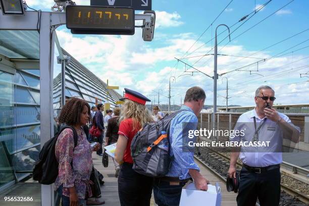 Voyageuse demandant des informations à un agent de SNCF attendant un TGV sur le quai de la gare lors de la grève de la SNCF, 6 juin 2016, Avignon,...