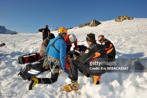 Crs secouriste assitant le medecin du SAMU 2 mars 2012, Alpe d'Huez, France.