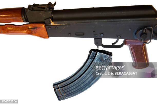 Fusil d'assaut Kalachnikov AKMS-47 le 8 décembre 2015, dans les locaux de la DCPJ à Nanterre, France. L'AKM est la version en tôle emboutie de...