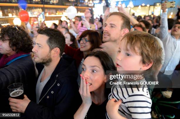 Attente juste avant l'annonce de la victoire d'Emmanuel Macron à l'élection présidentielle 2017 au café ''Bâle'' à Strasbourg le 7 mai 2017, France.