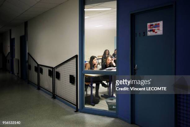 Aperçu d'une salle de classe où des lycéennes suivent un cours de français dans un lycée public en Picardie dans le nord de la France, le 4 mai 2014.