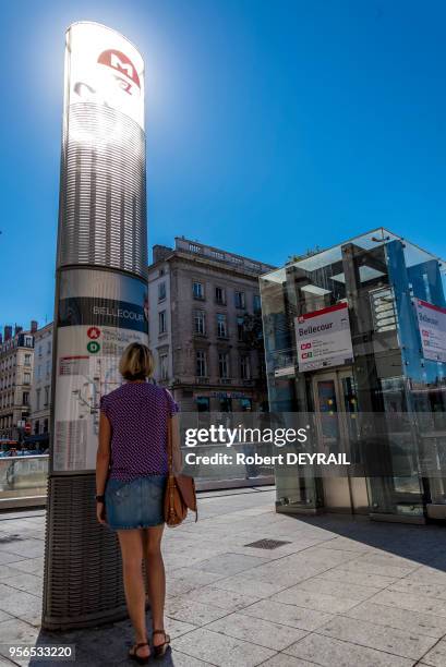 Femme devant la station de métro Bellecour, 8 septembre 2016, Lyon, France.