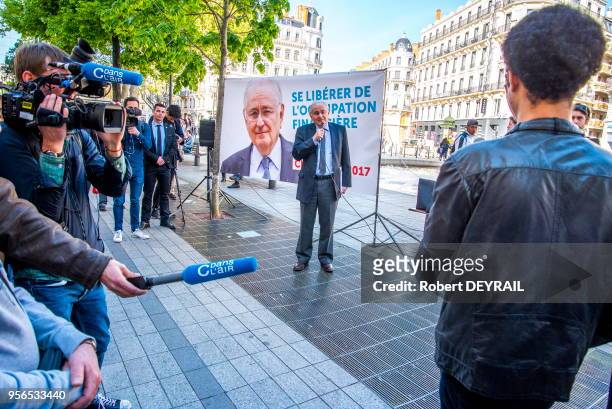 Jacques Cheminade candidat à l'élection présidentielle rencontre les français sur la place de la République le 11 avril 2017 à Lyon, France.