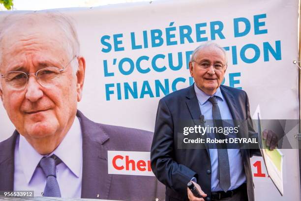 Jacques Cheminade candidat à l'élection présidentielle rencontre les français sur la place de la République le 11 avril 2017 à Lyon, France.