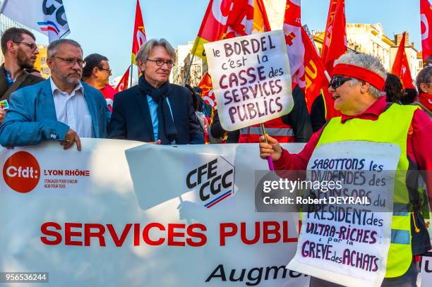 Une manifestante interpelle le secrétaire général de FO Jean-Claude Mailly en tête du cortège de protestation de la fonction publique contre la...