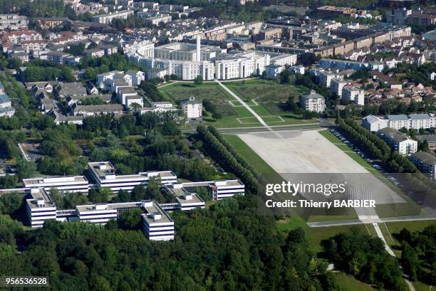 Oeuvre de l'artiste Dani Karavan declinée sur le chiffre 12, au fond la place ronde conçue par l'architecte Ricardo Bofill le 5 aout 2007, Cergy,...