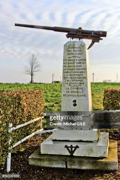 Automitrailleuse sur un monument aux morts en mémoire de quatre soldats américains tués le 10 aout 1944, un char ennemi les avaient abattus, 15...