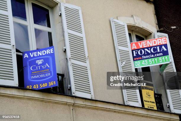 Panneau immobilier, maison à vendre dans le vieux Mans, Sarthe, France.