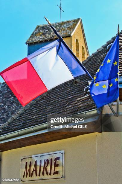 Mairie en campagne avec un drapeau européen et français, 9 mai 2017, Terrehault, Sarthe, France.