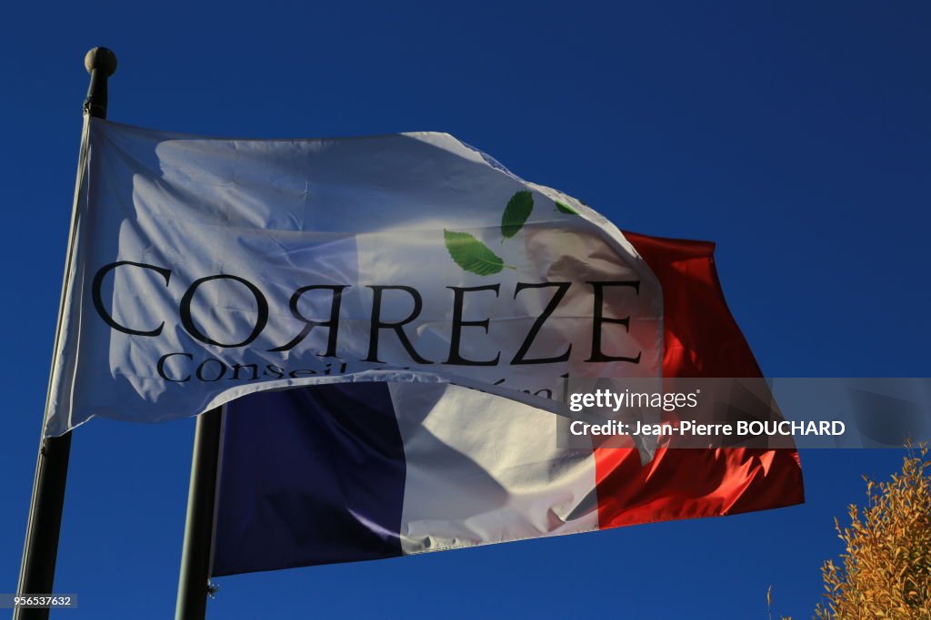 Drapeaux du Conseil départemental de la Corrèze et de la France