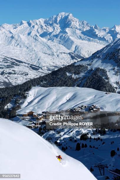 Ski au dessus de La Plagne Village, au fond le Mont Blanc, Savoie, France, MR.