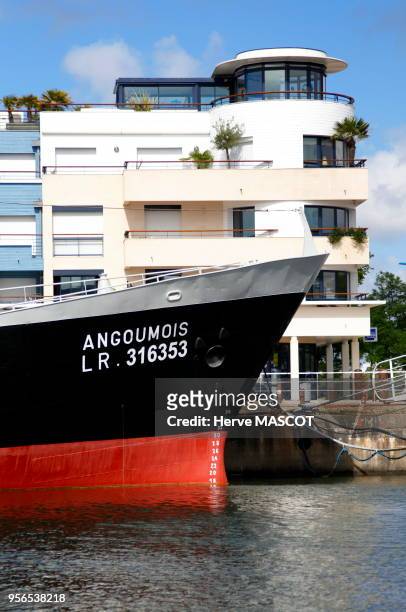 Coque de navire devant un immeuble de la Rochelle, France.