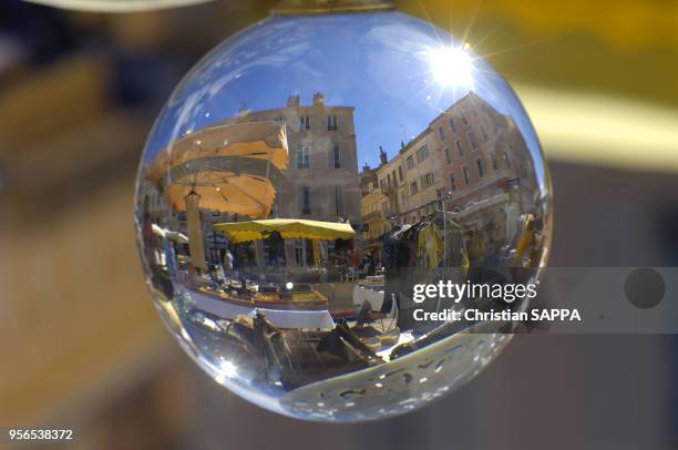 Reflet d'une brocante dans une boule miroir, circa 1990, Saint-Raphael, Var, France.