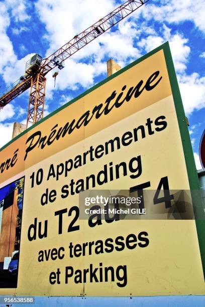 Panneau informant 10 appartements de standing du T2 au T4 avec terrasses et parking, rue Premartine, 23 Juillet 2016, Le Mans, France.