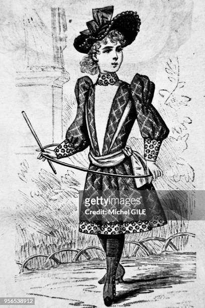 La mode en 1890, petite jeune fille en costume avec un cerceau en bois, France.