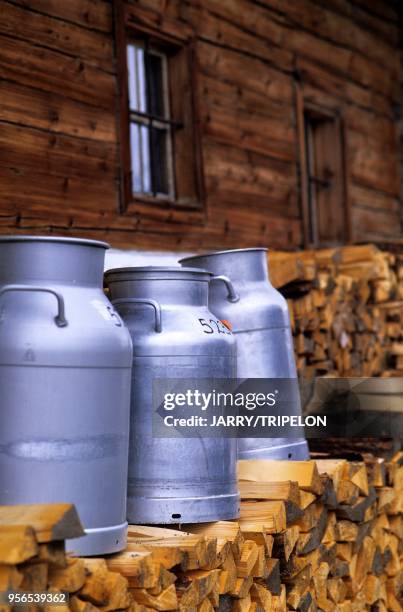 Autriche, état du Tyrol, vallée de Kitzbuhel, bidons de lait devant une ferme d'alpage//AUSTRIA, state of Tirol, Kitzbuhel valley, milk can in a farm.