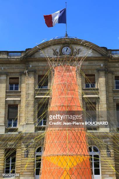 Le Warka Water de l'architecte et designer italien Arturo Vittori exposé dans la cour de l'Hôtel de Ville de Bordeaux, 15 mai 2016, France.