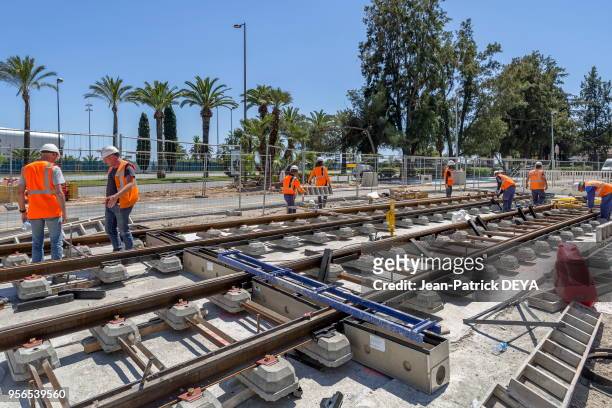 Poses de rails lors des travaux de la ligne 2 du tramway, avenue de la Californie à Nice France.