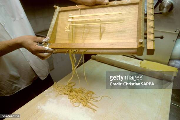 Fabrication de pâtes, circa 2000, Bolognano, Abruzzes et Molise, Italie.