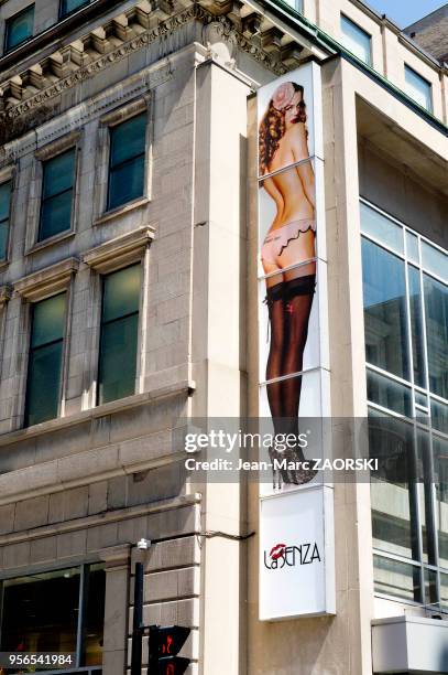 Affiche de la société « La Senza », détaillant de lingerie canadien, rue Sainte-Catherine à Montréal au Canada, le 7 juin 2017.