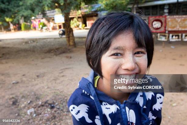 Myanmar , province de Mandalay, Mingun, enfant, fillette riant. Myanmar, Mandalay State, Mingun, child, girl smiling.