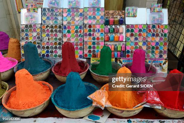 Inde, Rajasthan, Pushkar, lieu de pelerinage, etalage de teinture/India, Rajasthan, Pushkar, place of pilgrimage, display of dyeing.