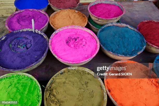 Inde, Rajasthan, Pushkar, lieu de pelerinage, etalage de teinture/India, Rajasthan, Pushkar, place of pilgrimage, display of dyeing.