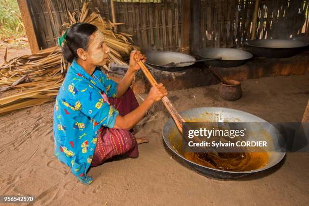 Myanmar , province de Mandalay, Bagan, fabrication de sucreries avec huile de palmier à sucre. Myanmar, Mandalay State, Bagan, woman making making...