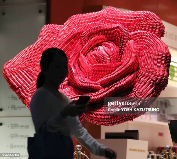 Rose géante composée de 6000 batons de rouge à lèvres lors d'une opération promotionnelle sur le maquiillage 'Cle de peau Baute' de la marque...